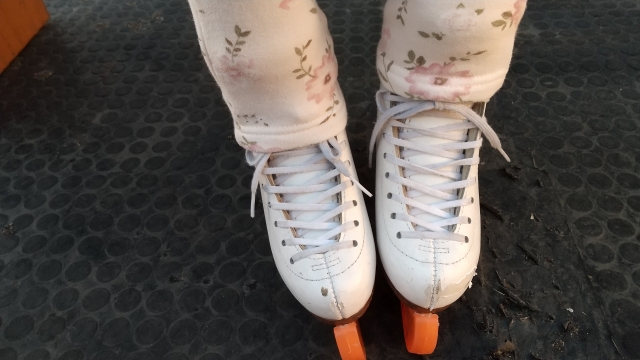 小さな女の子が履いているスケート靴