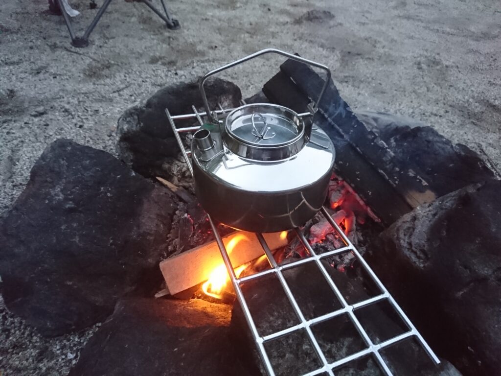 Fire-Maple「ANTARCTI ステンレスケトル」を直火にかけお湯を沸かしている様子