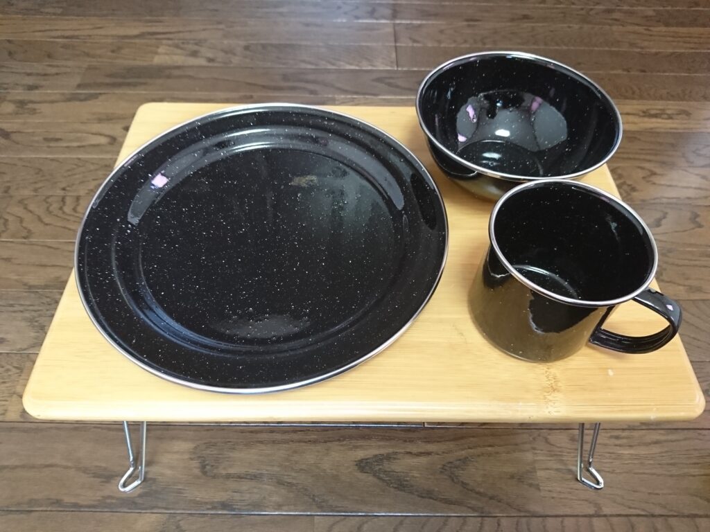 GSI　パイオニア　テーブルセットの皿、コップ、ボウルをテーブルの上に広げた状態
