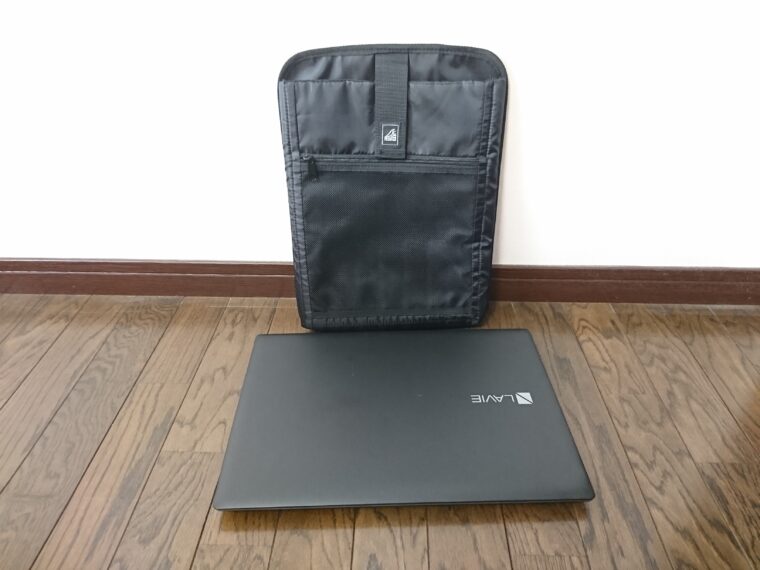 ワークマン「防水デイバッグ」のスリーブケースと15.6インチのノートパソコン