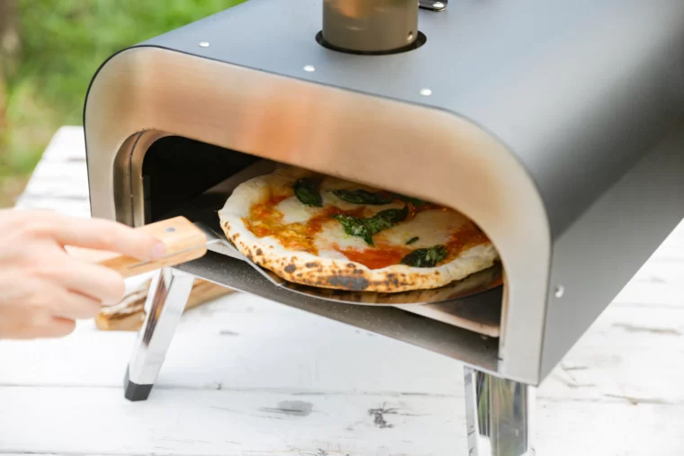 ④ ピザを入れて60〜90秒焼く（満遍なく火が通るように15〜20秒毎にピザを回転させる）