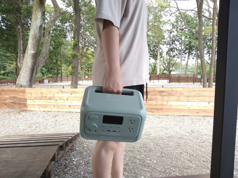 奥さんがBLUETTI「AORA 30 V2」を片手で持っている様子