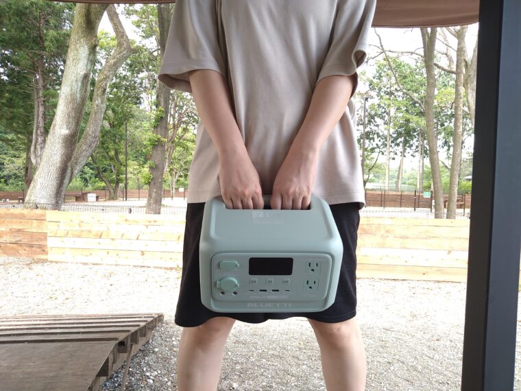 奥さんがBLUETTI「AORA 30 V2」を両手で持っている様子