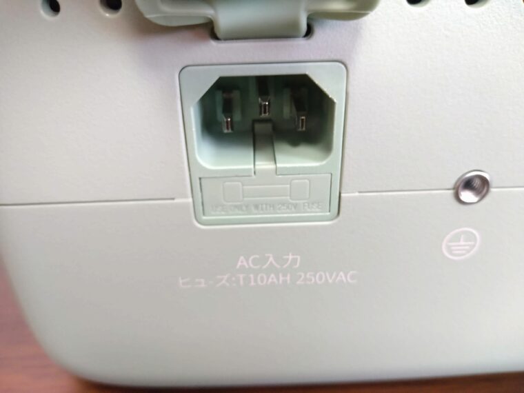 AC入力ポートのカバーを外した様子