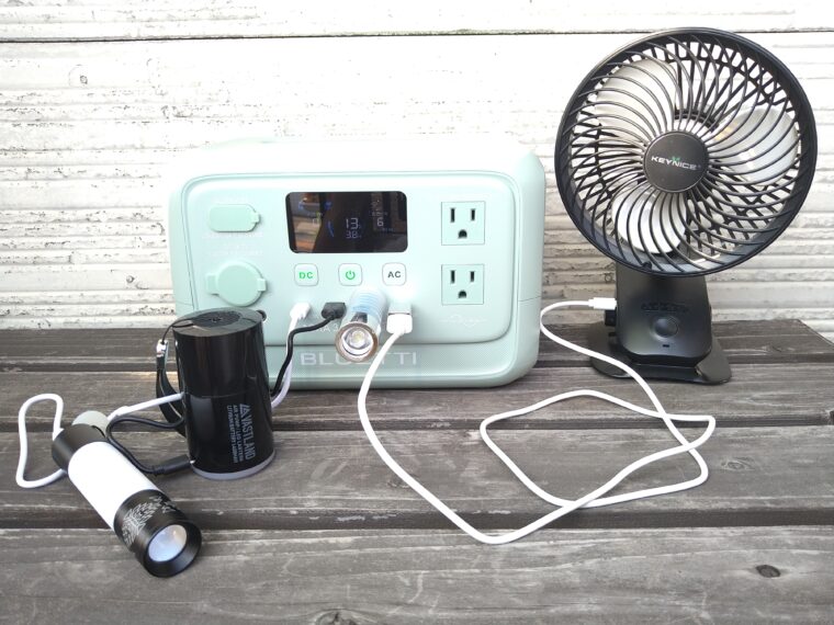 BLUETTI「AORA 30 V2」でLEDランタンや小型扇風機を充電