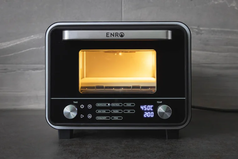 ① コンセントに繋ぐ。