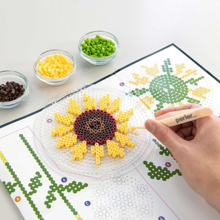 お花の図案にプレートを重ねてビーズを置いていくだけ！